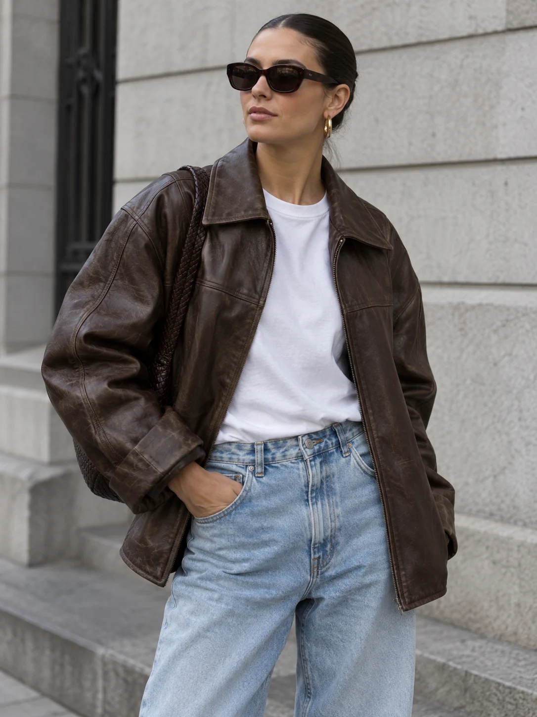 Street style with a vintage leather jacket and denim